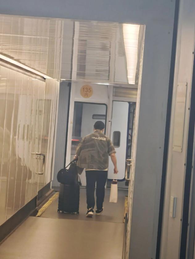 樊振东遭网友偷拍后发文：不知道是欣赏我还是追逐流量